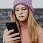 Adolescentes rejeitam publicidade: por que as marcas estão perdendo conexão com a nova geração