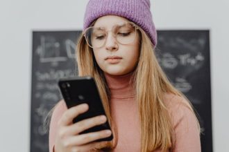 Adolescentes rejeitam publicidade: por que as marcas estão perdendo conexão com a nova geração