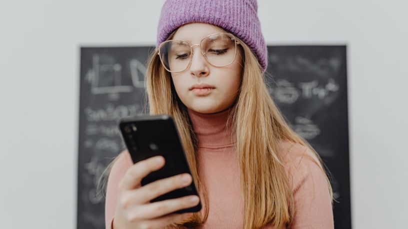 Adolescentes rejeitam publicidade: por que as marcas estão perdendo conexão com a nova geração