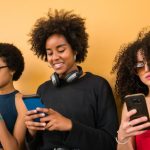 Publicidade desanimada: a tendência de marketing “sem entusiasmo” que viraliza nas redes sociais