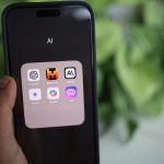 Mão segura um smartphone que exibe aplicativos de inteligência artificial.