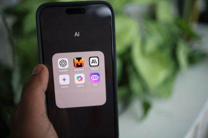 Mão segura um smartphone que exibe aplicativos de inteligência artificial.