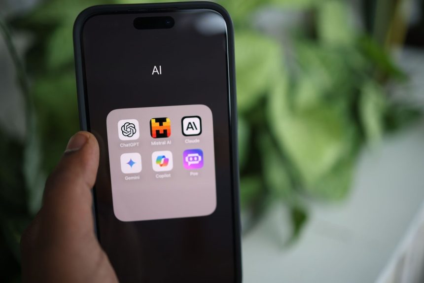 Mão segura um smartphone que exibe aplicativos de inteligência artificial.